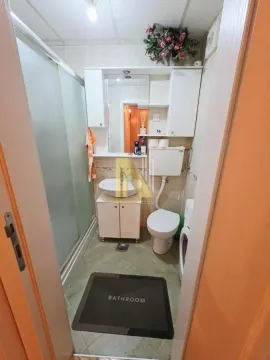 Manje kupatilo sa tuš kabinom, umivaonikom i toaletom. - image 11