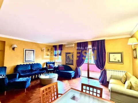 Spacious living room with seating furniture and a dining table. - image 12