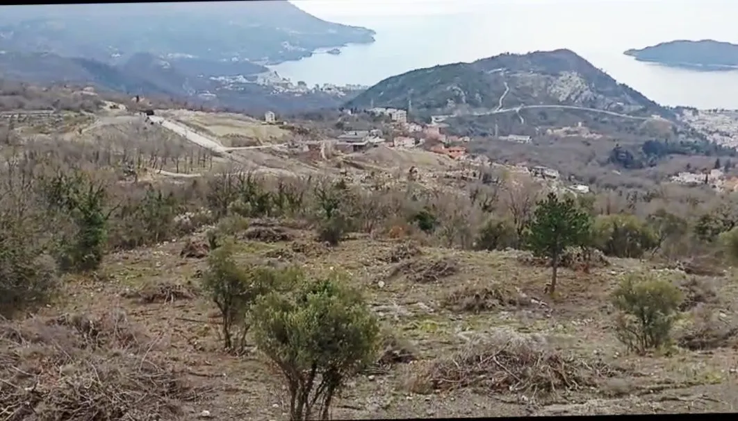 Pogled sa lokacije na brda i more.