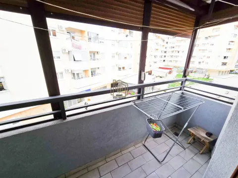 Izdavanje, dvosoban stan, 70m², Stari Aerodrom, Podgorica - image 16