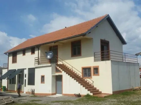 Izdavanje, kuća, 300m², Cijevna, Podgorica - image 1