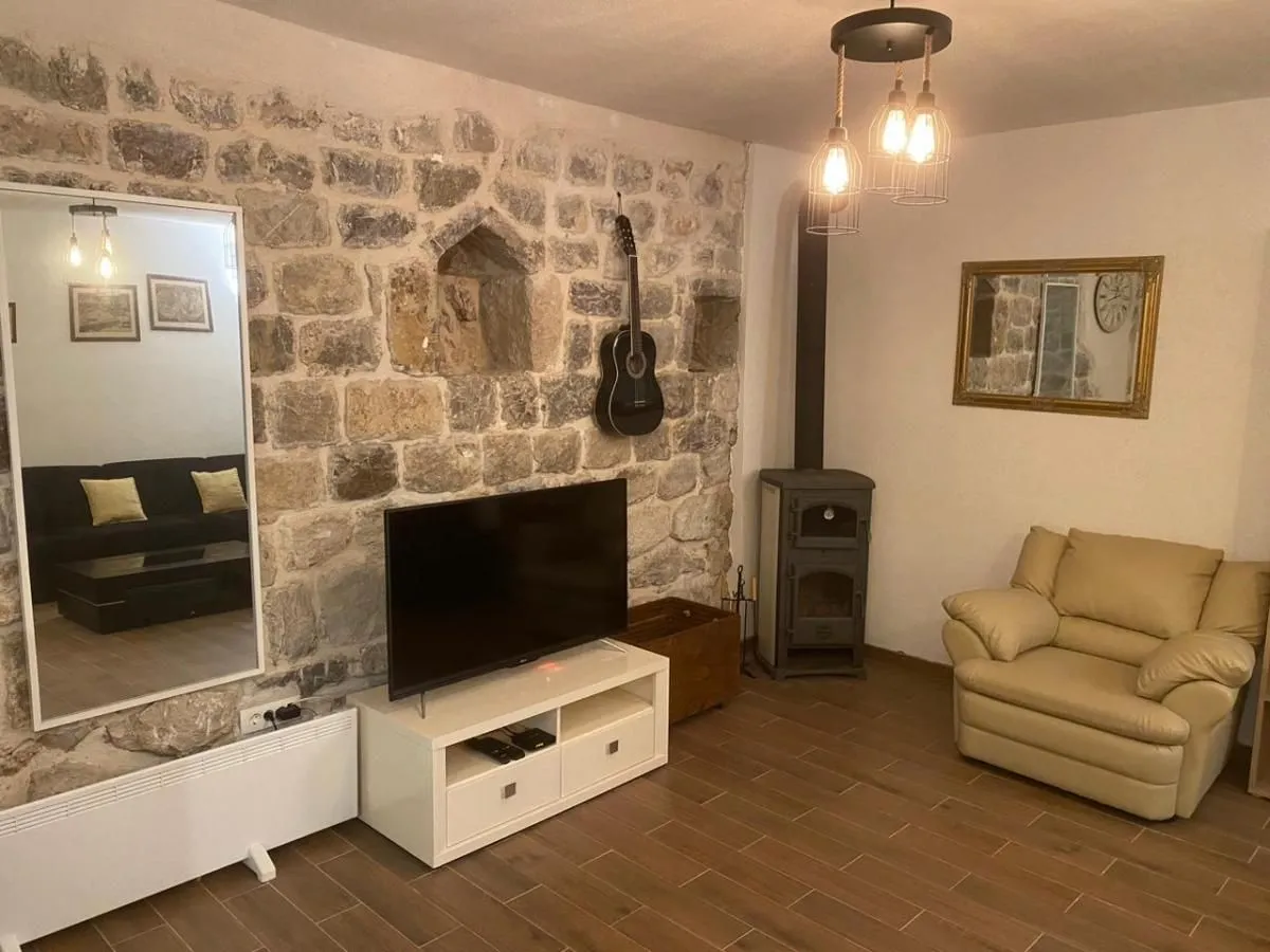 Rent, house, 120m², Nalježići, Kotor