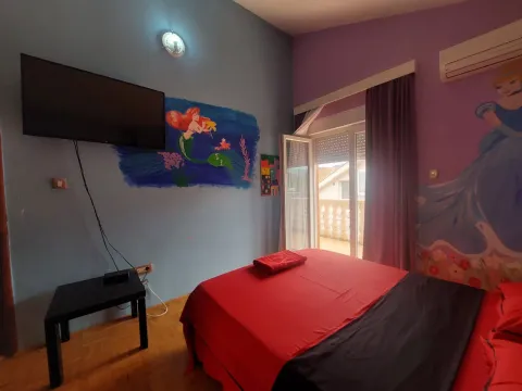 Dječija soba sa krevetom, TV-om i zidnim crtežima iz bajki. - image 9