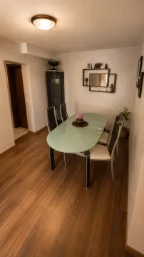 Trpezarija sa stolom, stolicama i vitrinom. - image 7