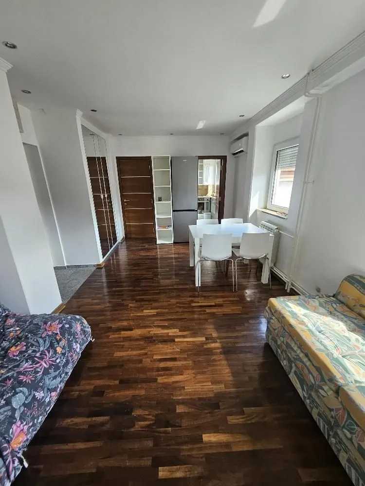Izdavanje, dvosoban stan, 37m², Stari Grad, Beograd