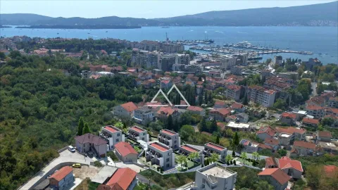 Pogled iz vazduha na naselje i obalu sa marinom u pozadini. - image 5