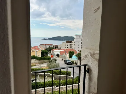Pogled na more i okolno naselje sa terase. - image 11