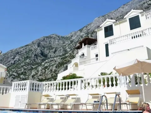 Sale, two bedroom apartment, 80m², Dobrota, Kotor - image 1