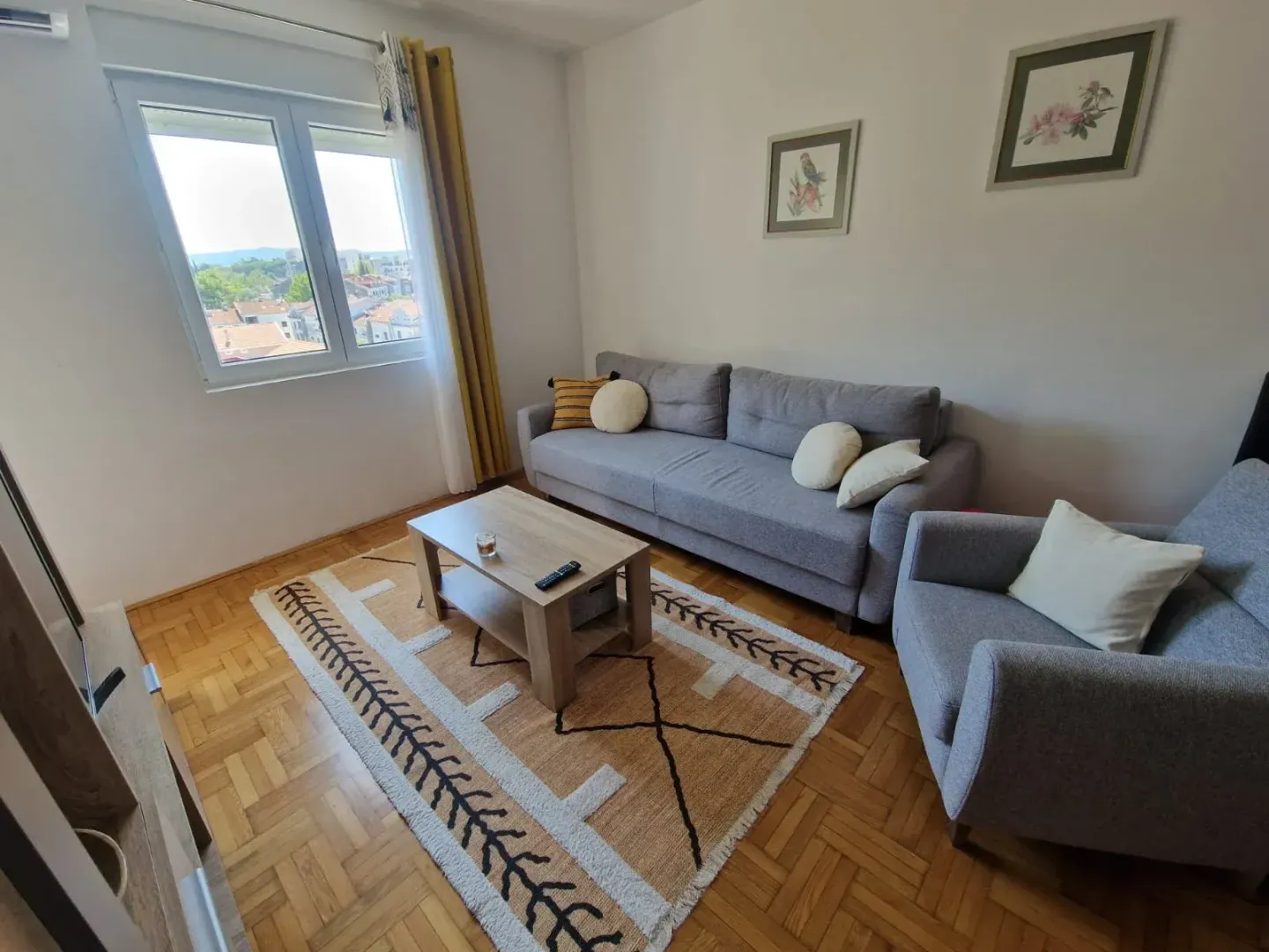 Izdavanje, dvosoban stan, 70m², Tivat, Crna Gora