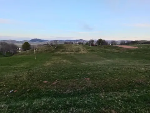 Pogled na zeleni travnjak i pejzaž sa brdima u daljini. - image 2