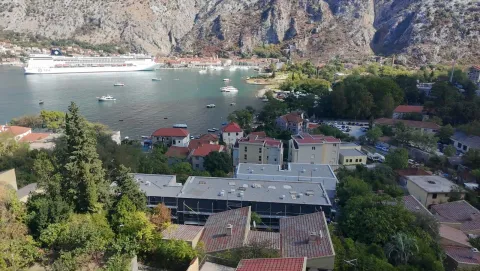 Pogled iz vazduha na zaliv, grad i okolne objekte. - image 11