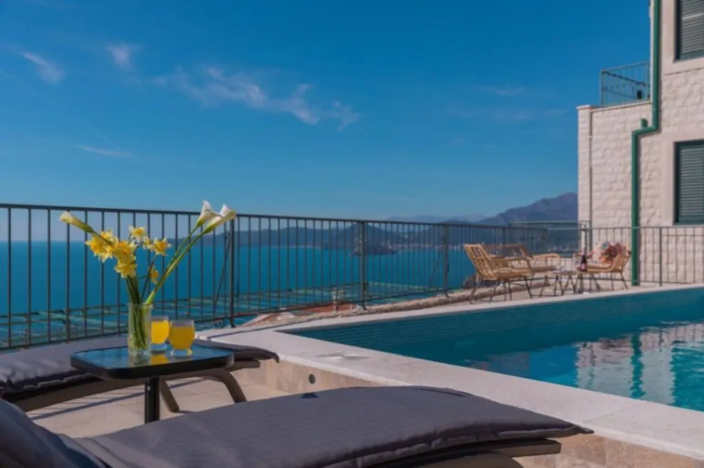 Izdavanje, četvorosoban stan, 310m², Budva, Crna Gora