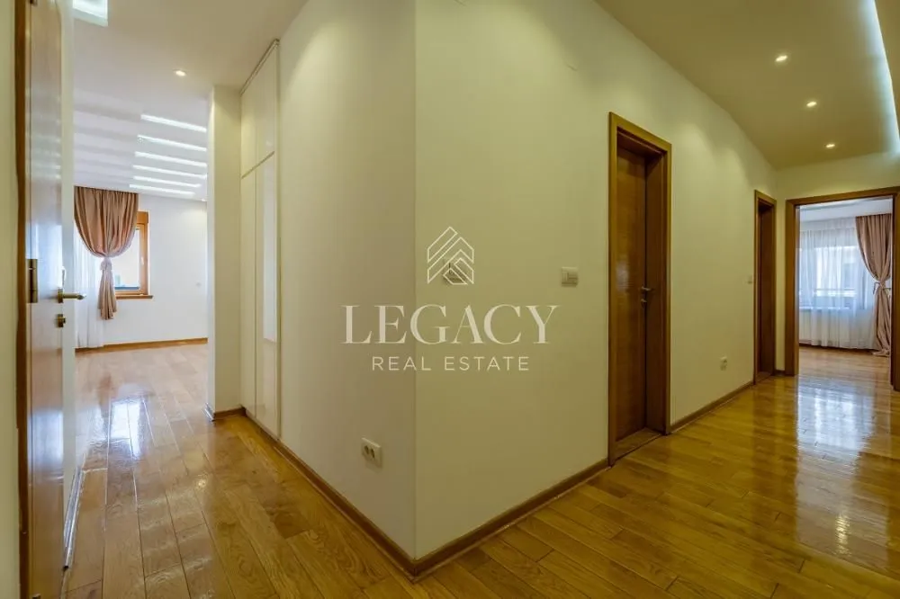 Prodaja, četvorosoban stan, 140m², Šumice, Beograd