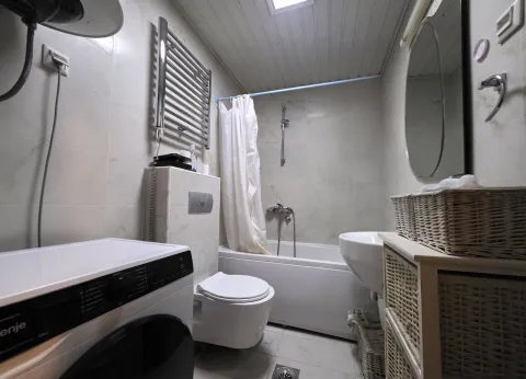 Manje kupatilo sa kadom, umivaonikom, toaletom i veš mašinom. - image 8