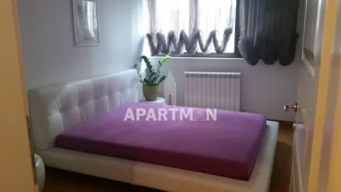 Spavaća soba sa bračnim krevetom i prozorom. - image 6