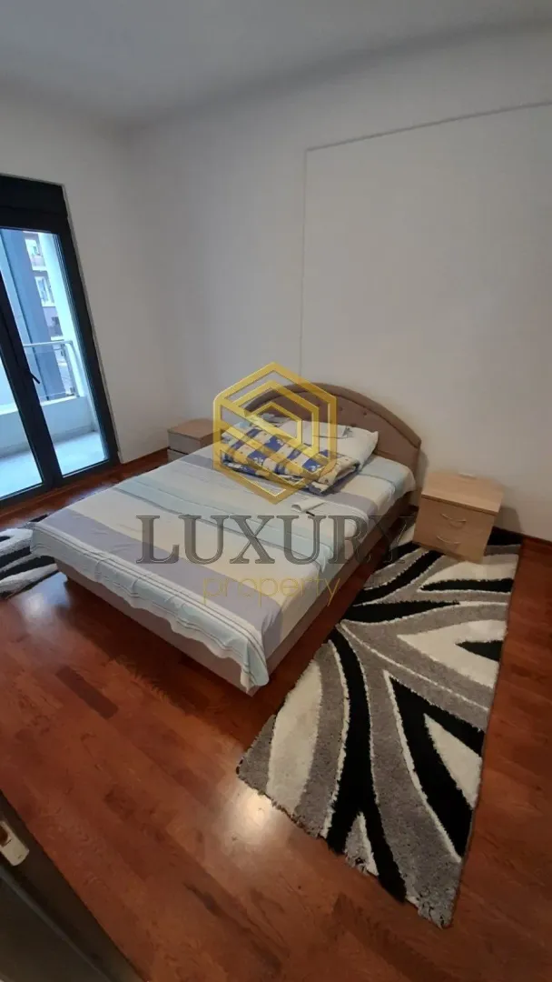 Furnished bedroom with a double bed and access to the terrace.