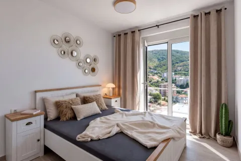 Svjetla spavaća soba sa bračnim krevetom, noćnim stočićima i izlazom na terasu. - image 6
