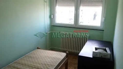 Manja spavaća soba sa krevetom i prozorom. - image 11