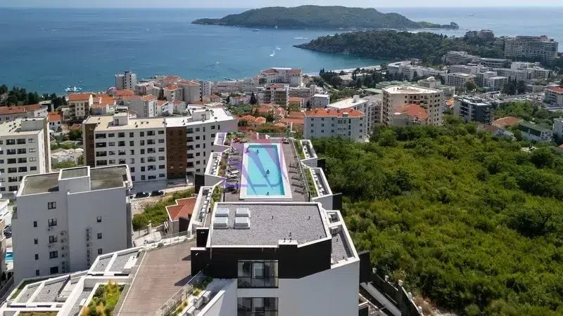 Pogled iz vazduha na grad, more i okolne objekte.