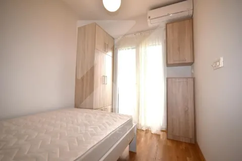 Manja spavaća soba sa krevetom, garderoberom i izlazom na terasu. - image 6