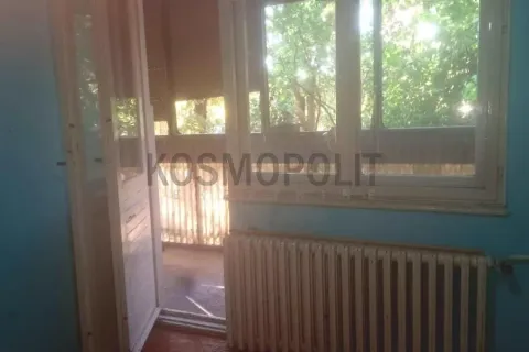 Pogled na terasu i prozor iz unutrašnjosti prostorije sa radijatorom. - image 2