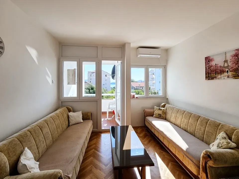 Izdavanje, trosoban stan, 70m², Bečići, Budva