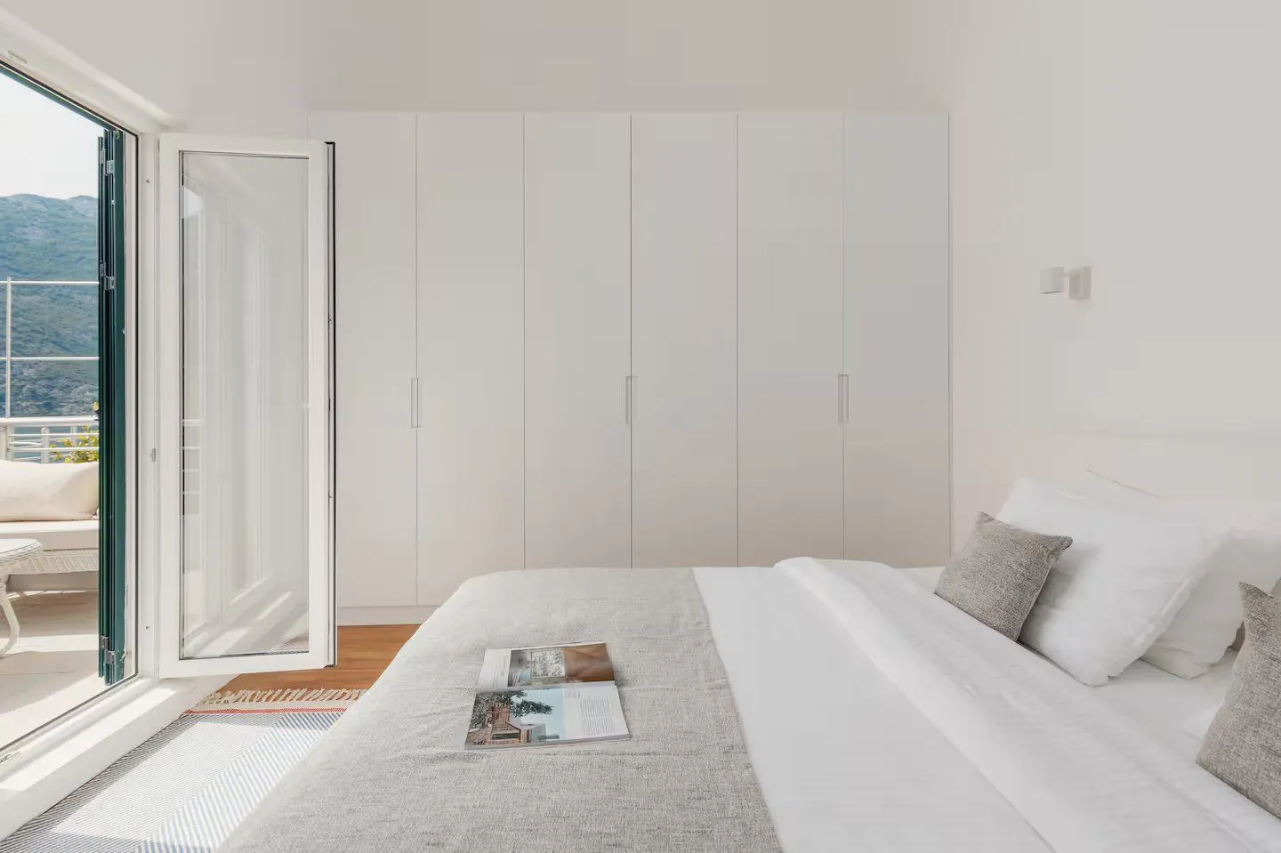 Bright bedroom with a large wardrobe and access to the terrace.