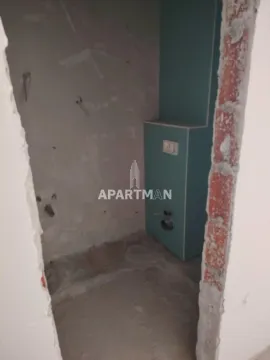Pogled na prostoriju u fazi renoviranja sa instalacijama i zidnim oblogama. - image 6