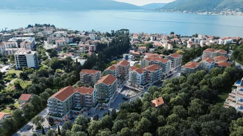 Vazdušni prikaz stambenog kompleksa pored mora. - image 3