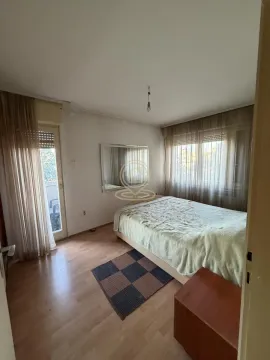 Spavaća soba sa bračnim krevetom, prozorima i izlazom na terasu. - image 17