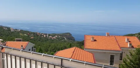 Prelijep pogled na more i okolne kuće sa terase. - image 4