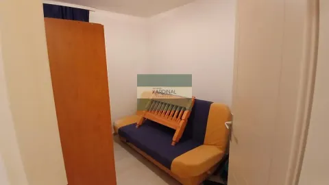 Manja soba sa kaučem i drvenim ormanom. - image 6