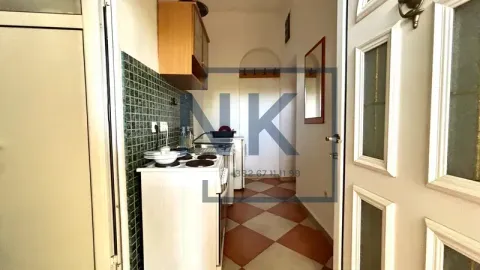 Pogled na manju kuhinju sa šporetom i pločicama. - image 4