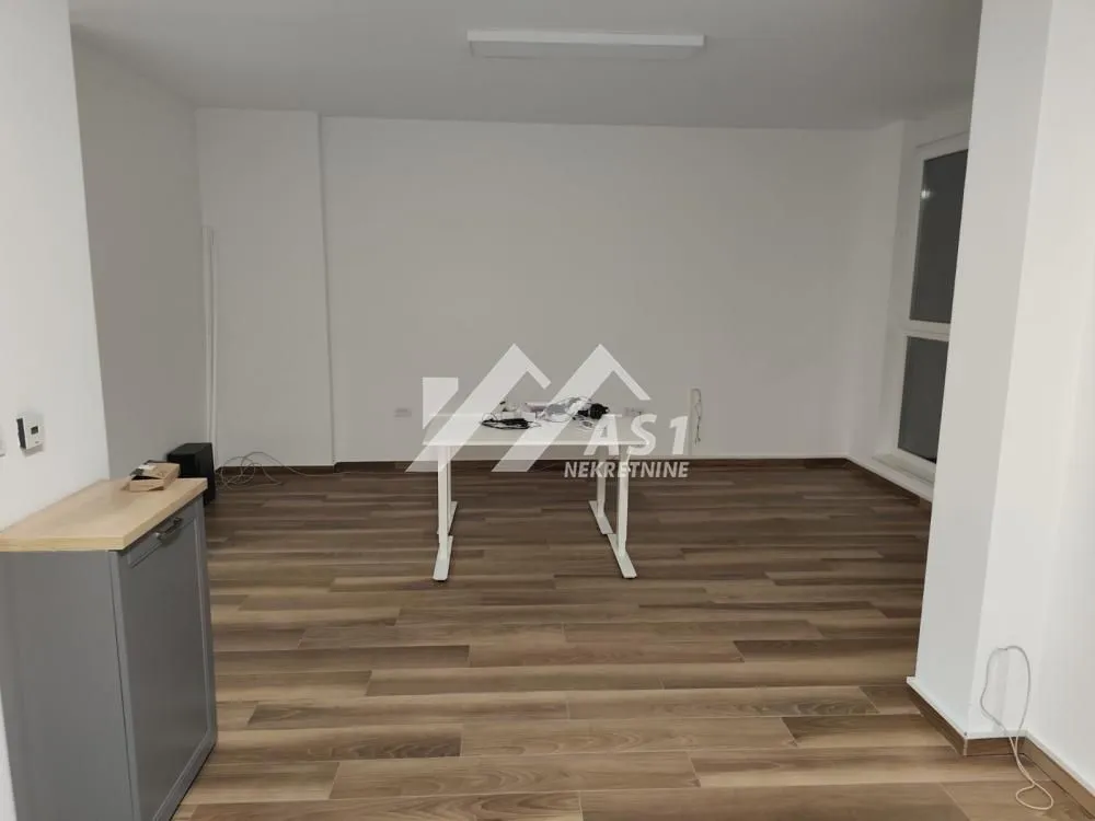 Izdavanje, četvorosoban stan, 100m², Centar, Novi Sad