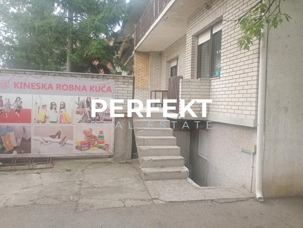 Pogled na spoljašnjost kuće sa stepeništem i ulazom.