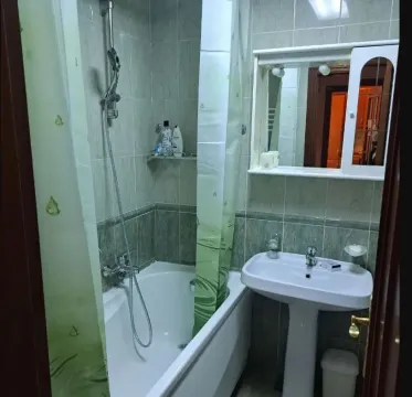 Kupatilo sa kadom, umivaonikom i ormarićem sa ogledalom. - image 4