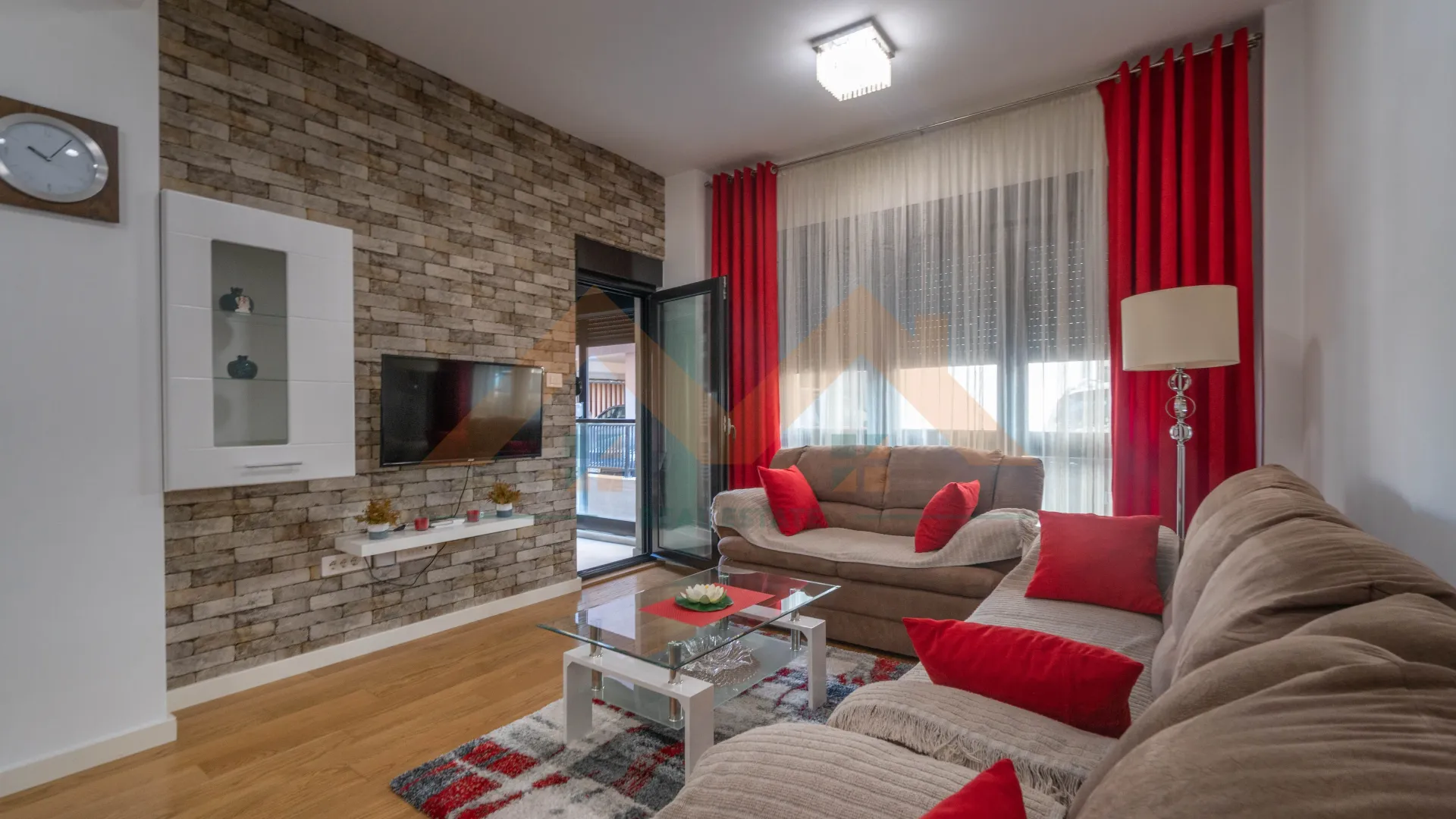 Izdavanje, dvosoban stan, 70m², Centar, Podgorica