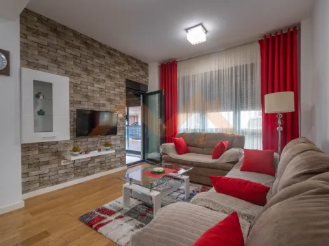 Izdavanje, dvosoban stan, 70m², Centar, Podgorica