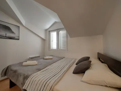 Izdavanje, dvosoban stan, 80m², Centar, Tivat - image 11