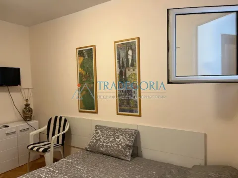 Manja spavaća soba sa krevetom, komodom, slikama na zidu i prozorom. - image 14