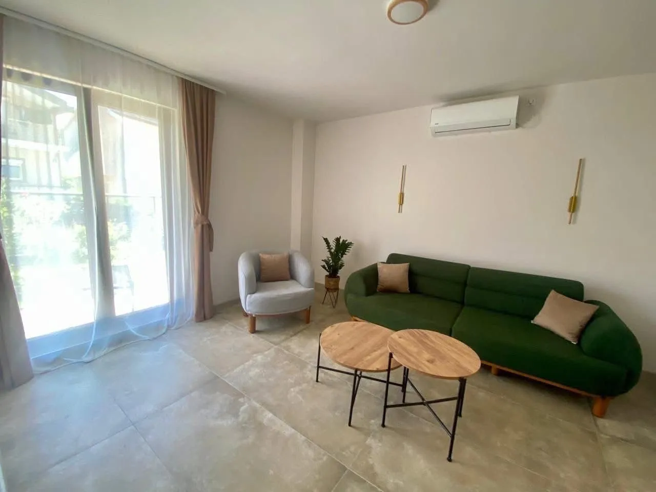 Izdavanje, dvosoban stan, 71m², Tivat, Crna Gora