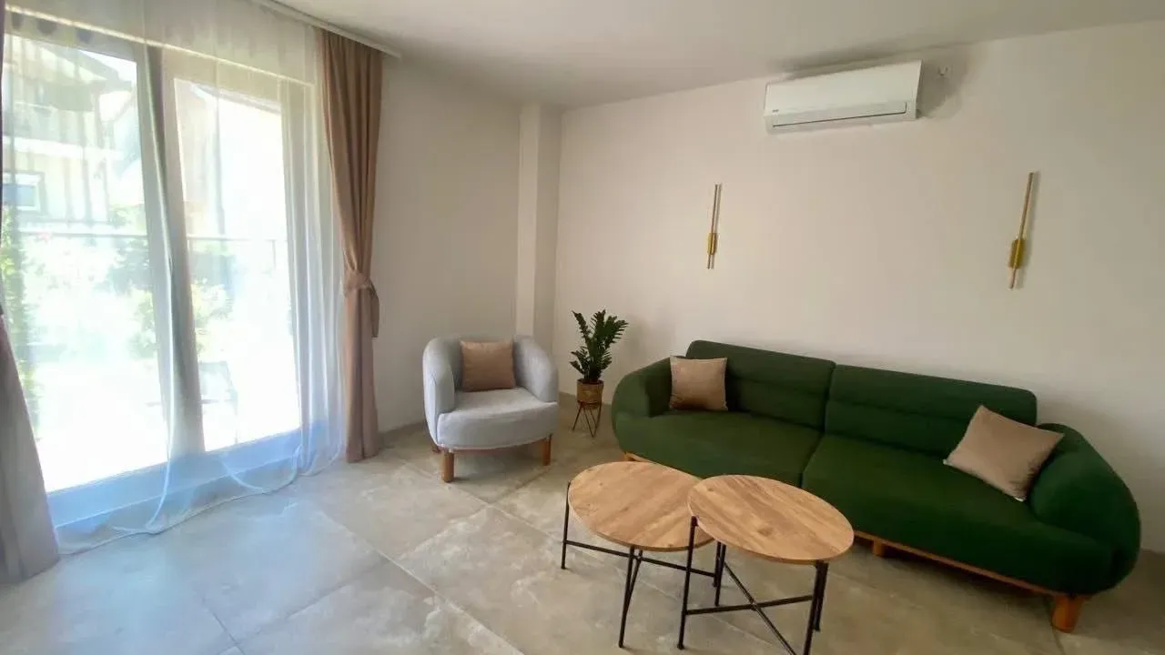 Izdavanje, dvosoban stan, 71m², Tivat, Crna Gora
