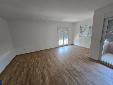 Prazna soba sa parketom i bijelim zidovima. - image 3