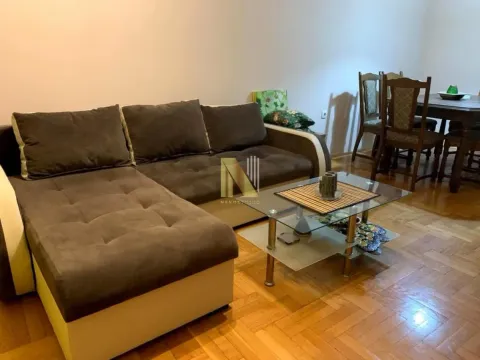 Dnevna soba sa ugaonom garniturom, stočićem i trpezarijskim delom u pozadini. - image 4