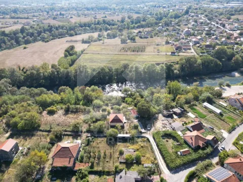 Pogled iz vazduha na okolno naselje i prirodu. - image 3