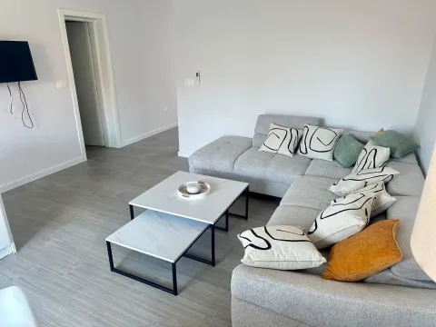 Svetao dnevni boravak sa ugaonom garniturom i stočićem. - image 10