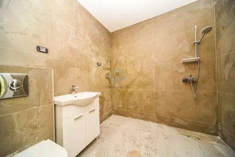 Kupatilo u fazi završnih radova sa ugrađenim umivaonikom i tuš kabinom. - image 7