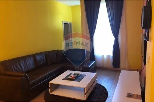 Izdavanje, dvosoban stan, 66m², Centar, Budva