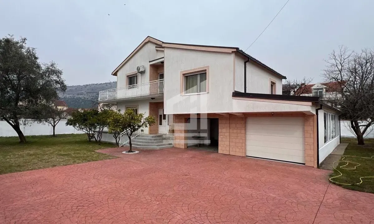 Rent, house, 330m², Tološi, Podgorica