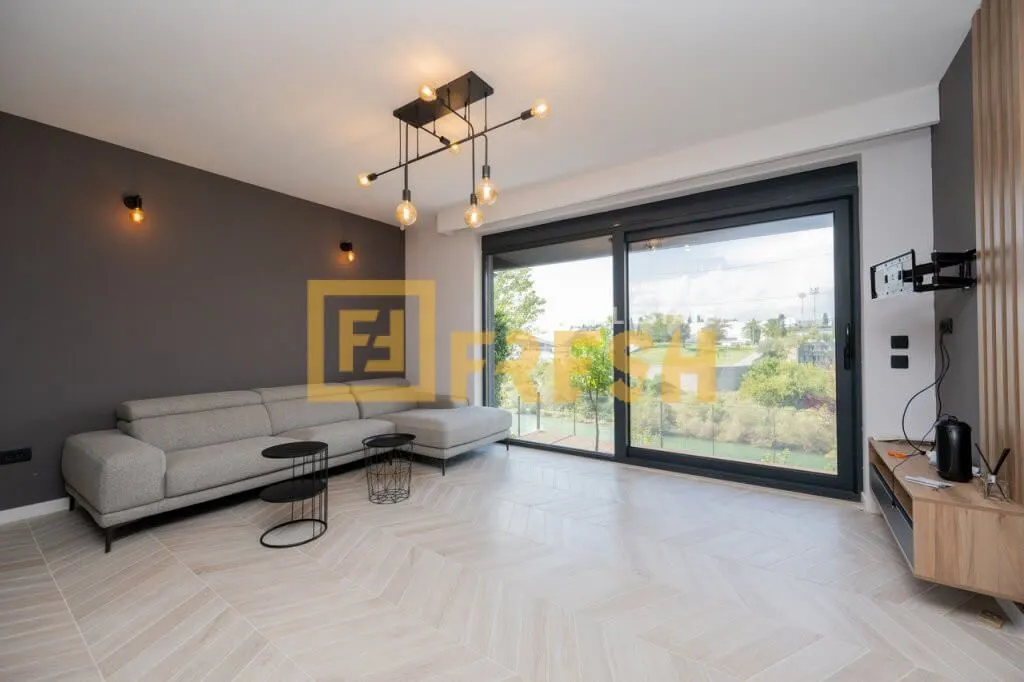 Izdavanje, kuća, 214m², Stara Varoš, Podgorica